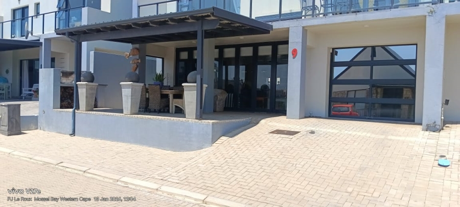 To Let 4 Bedroom Property for Rent in Hartenbos Central Western Cape